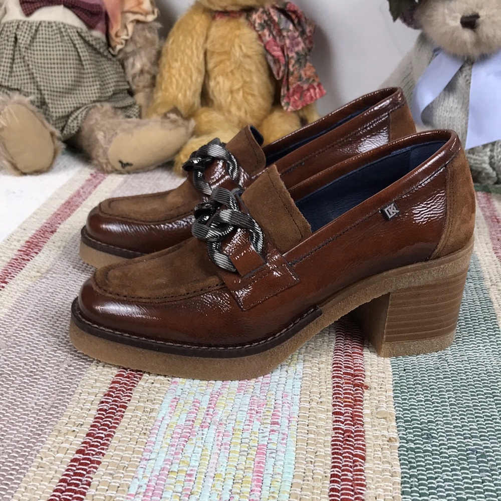 DorKing by Fluchos Brown Leather Suede Chain-Trim Block Heel Loafers